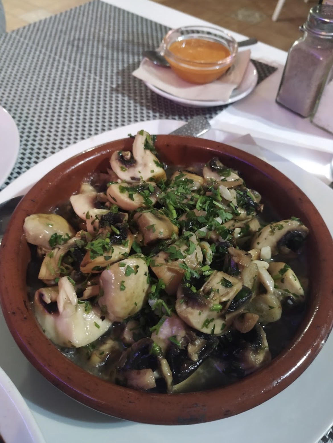 Cazuela de barro con champiñones al ajillo y perejil