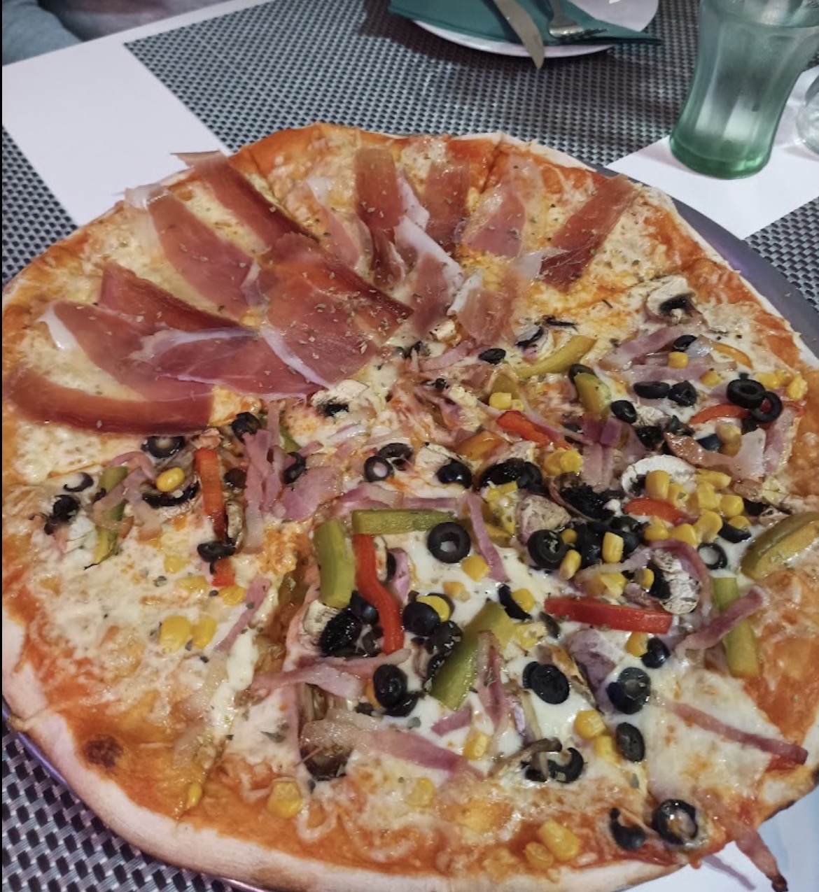 Pizza artesanal con jamón serrano, aceitunas y verduras