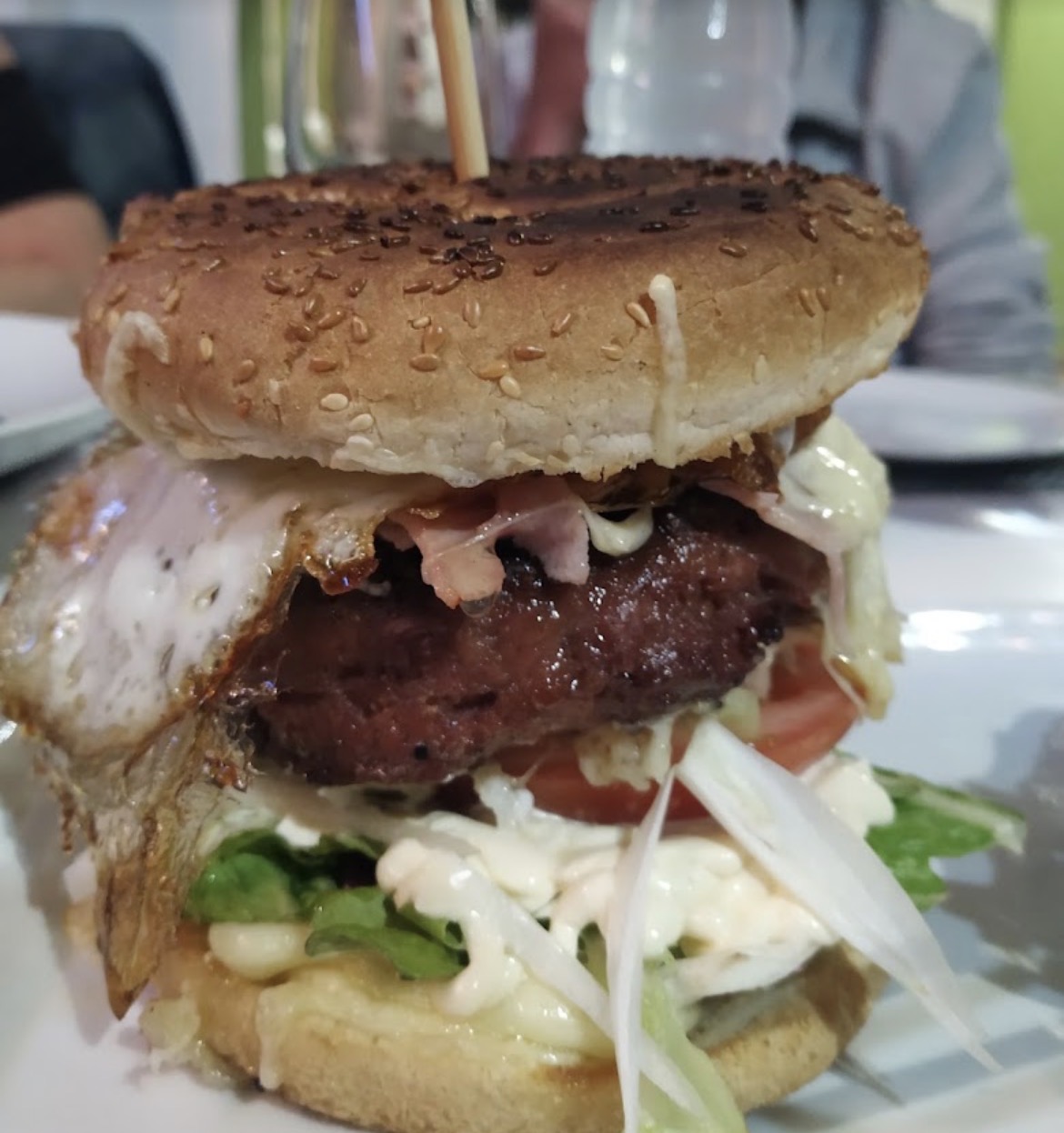 Hamburguesa completa con bacon, huevo y ensalada